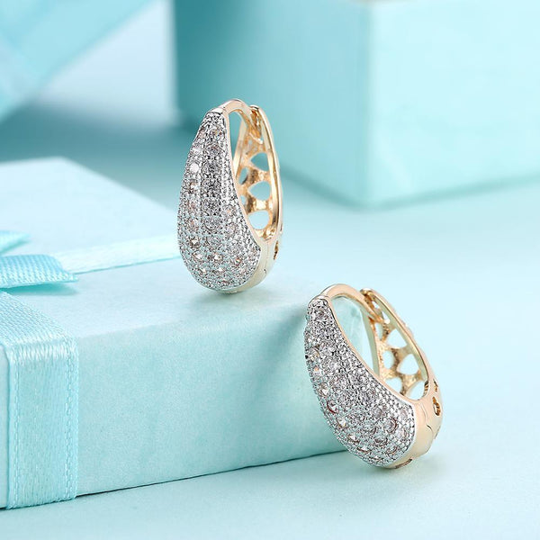 Boucle d'oreille Huggie en forme de goutte d'eau en filigrane et cœur pavé de cristaux de 18 mm