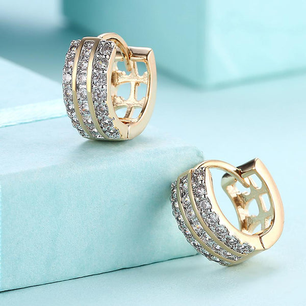 Boucle d'oreille Huggie à triple rangée de cristaux pavés de 15 mm